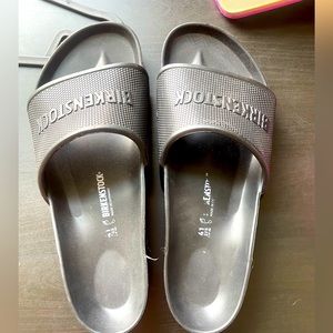 Size 41 women’s size 10 black Birkenstock slides.